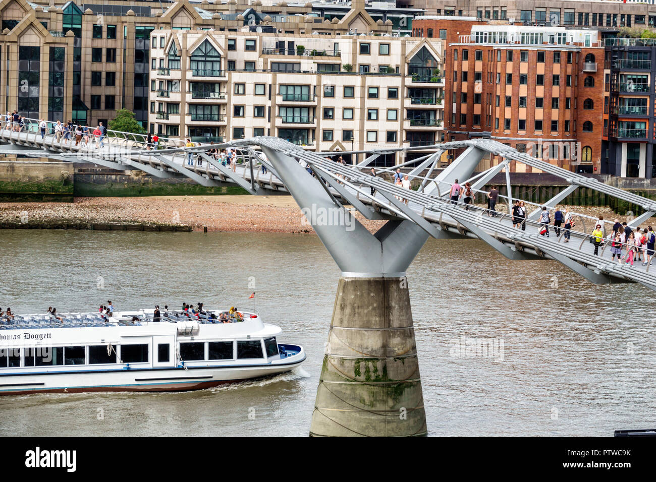 Londra Inghilterra,UK,Tate Modern Art Museum view,River Thames,Millennium Bridge,ponte sospeso,pedoni che attraversano il ponte,battello turistico Thomas Foto Stock
