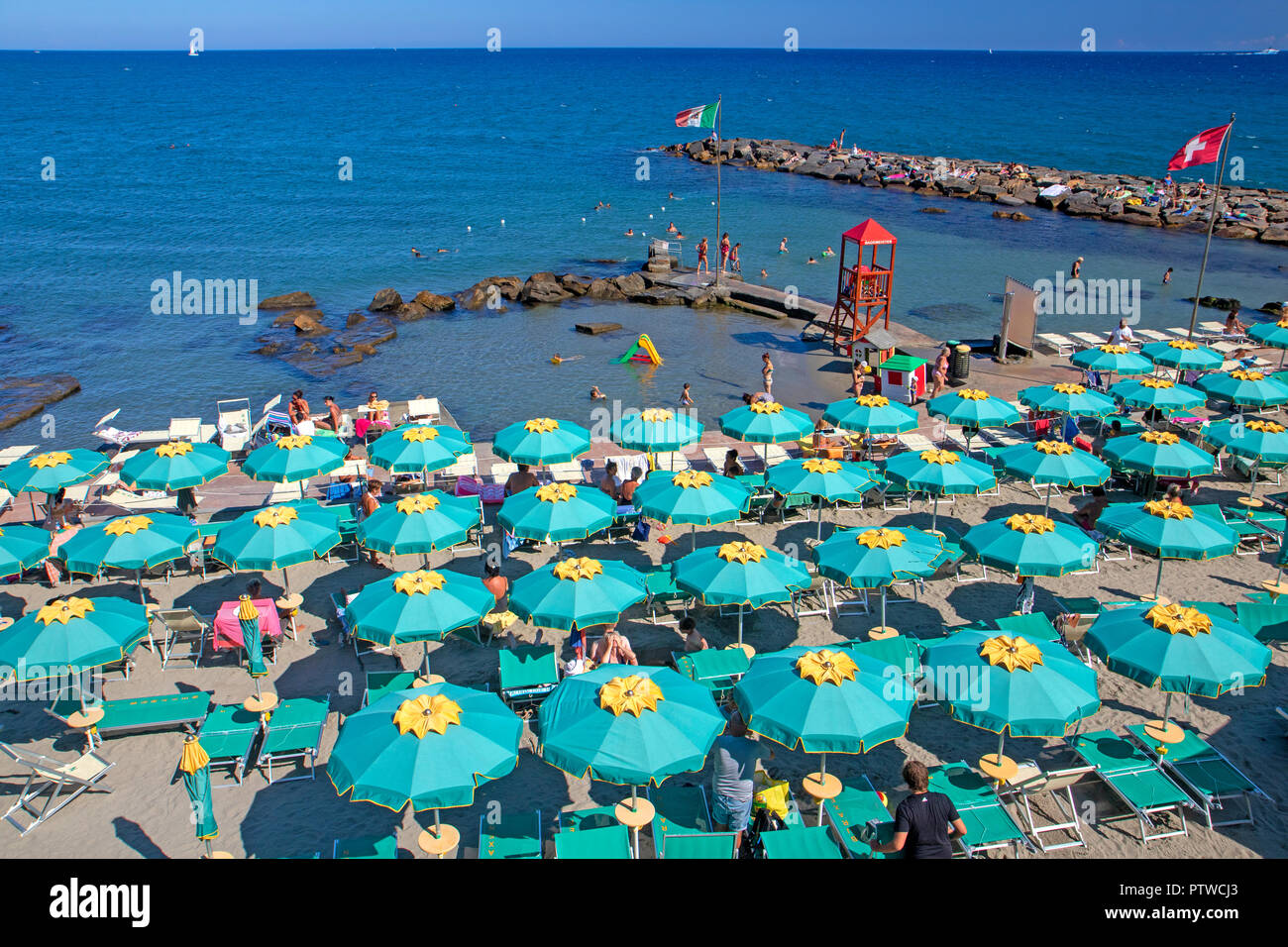 Ombrelloni da spiaggia in Imperia Foto Stock