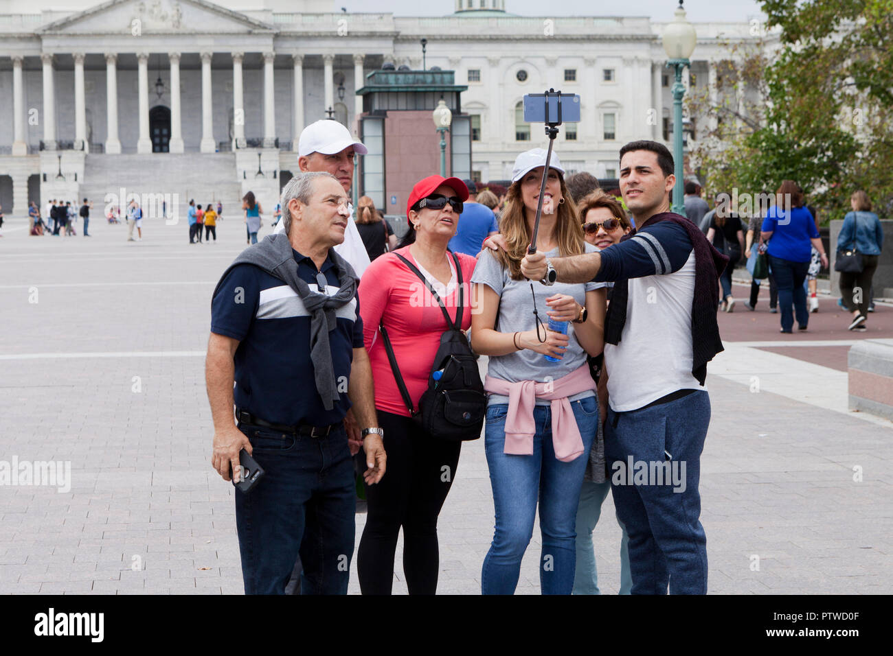 Famiglia prendendo un selfie insieme utilizzando una bacchetta selfie - USA Foto Stock