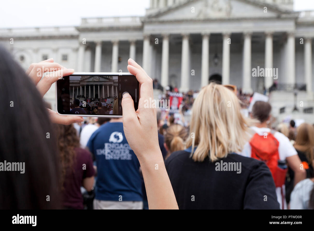 Donna di scattare le foto di protesta politica utilizzando un telefono cellulare (iPhone) - USA Foto Stock