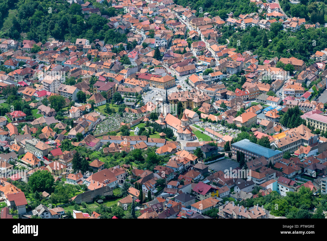 Brasov area residenziale con chiese e un cimitero. Foto Stock