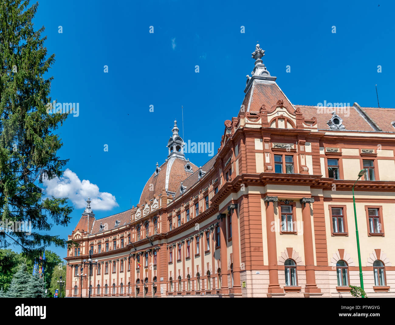 Il governo statale edificio per uffici in Brasov, Romania. Foto Stock