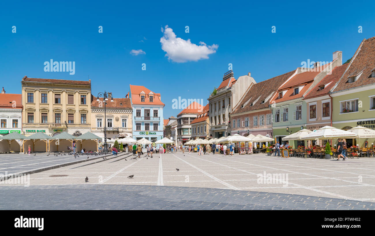 Brasov Piazza del Consiglio su una bella e soleggiata giornata estiva in Brasov, Romania. Foto Stock