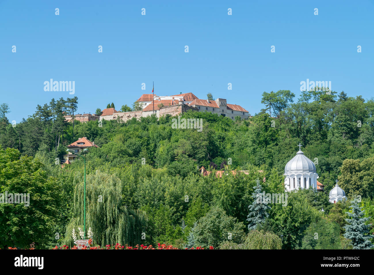 Fortezza di Brasov visto dal centro storico in Brasov, Romania. Foto Stock