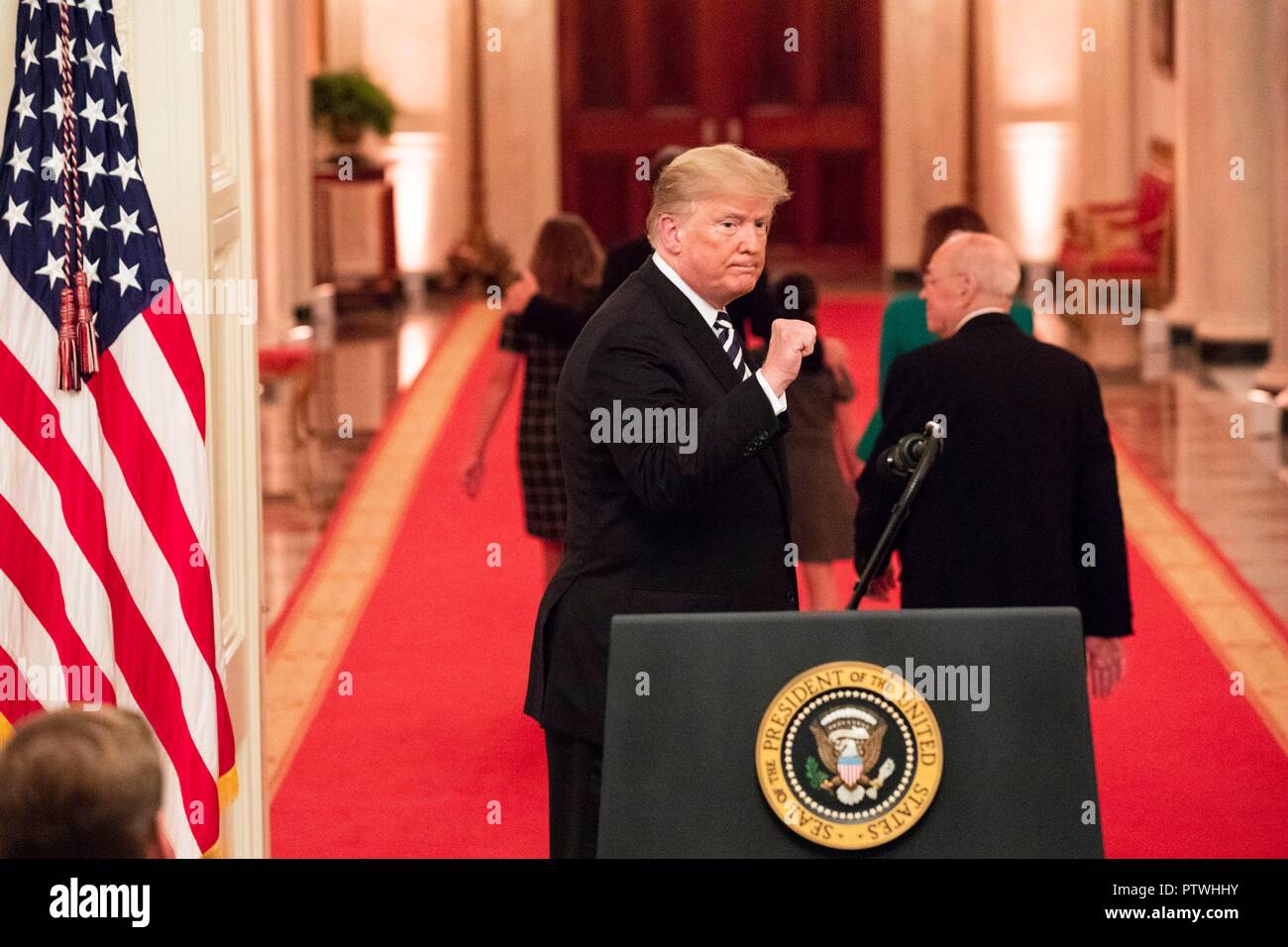 U.S presidente Donald Trump pompe il pugno a seguito di un simbolico giuramento pubblico in occasione della cerimonia per il giudice Brett Kavanaugh per essere la suprema corte 114giustizia nella Sala Est della Casa Bianca Ottobre 8, 2018 a Washington DC. Foto Stock