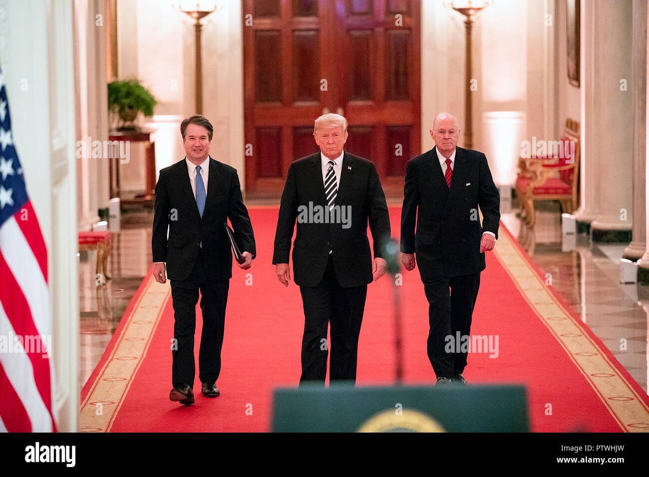 U.S presidente Donald Trump, centro, passeggiate con pensionati della Corte Suprema Anthony Kennedy, destra e giudice Brett Kavanaugh, prima di un pubblico simbolico giuramento alla Casa Bianca il 8 ottobre 2018 a Washington DC. Foto Stock
