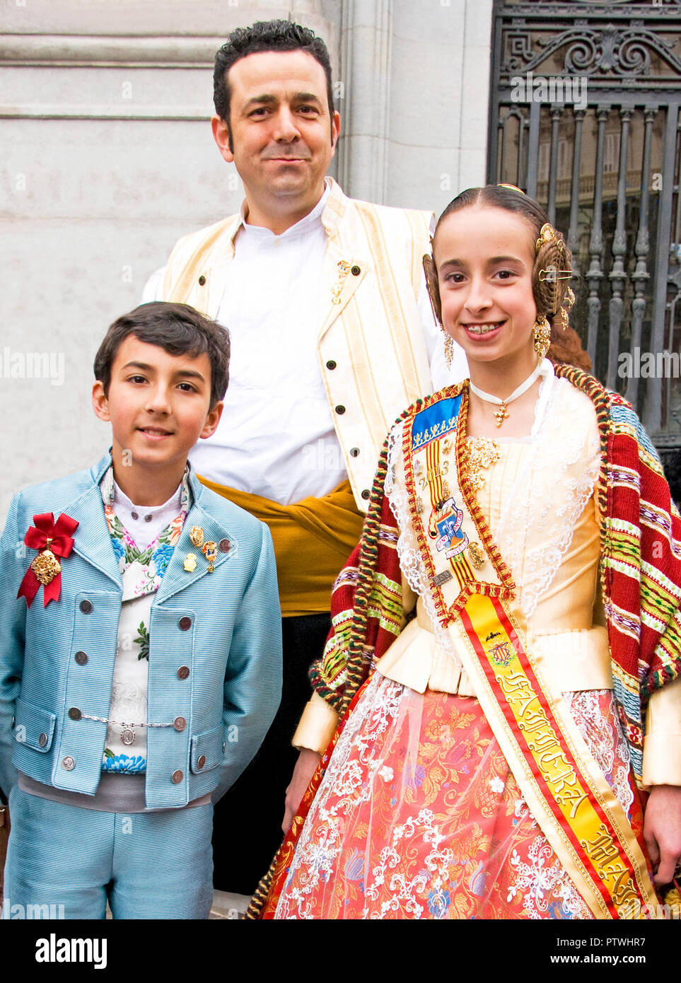 Padre con il figlio e la figlia vestita di bei capi tradizionali a Las Fallas Festival Foto Stock