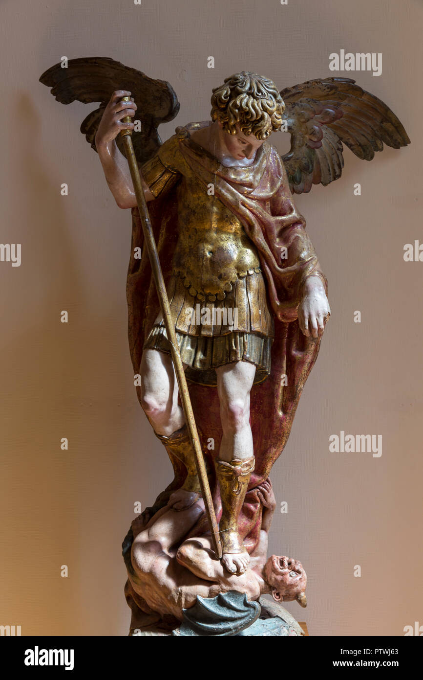 Astorga, Spagna: Statua di San Michele Arcangelo di artista Bartolomé Hernández (datata 1571) a El Museo de los Caminos nel Palazzo Vescovile o Foto Stock