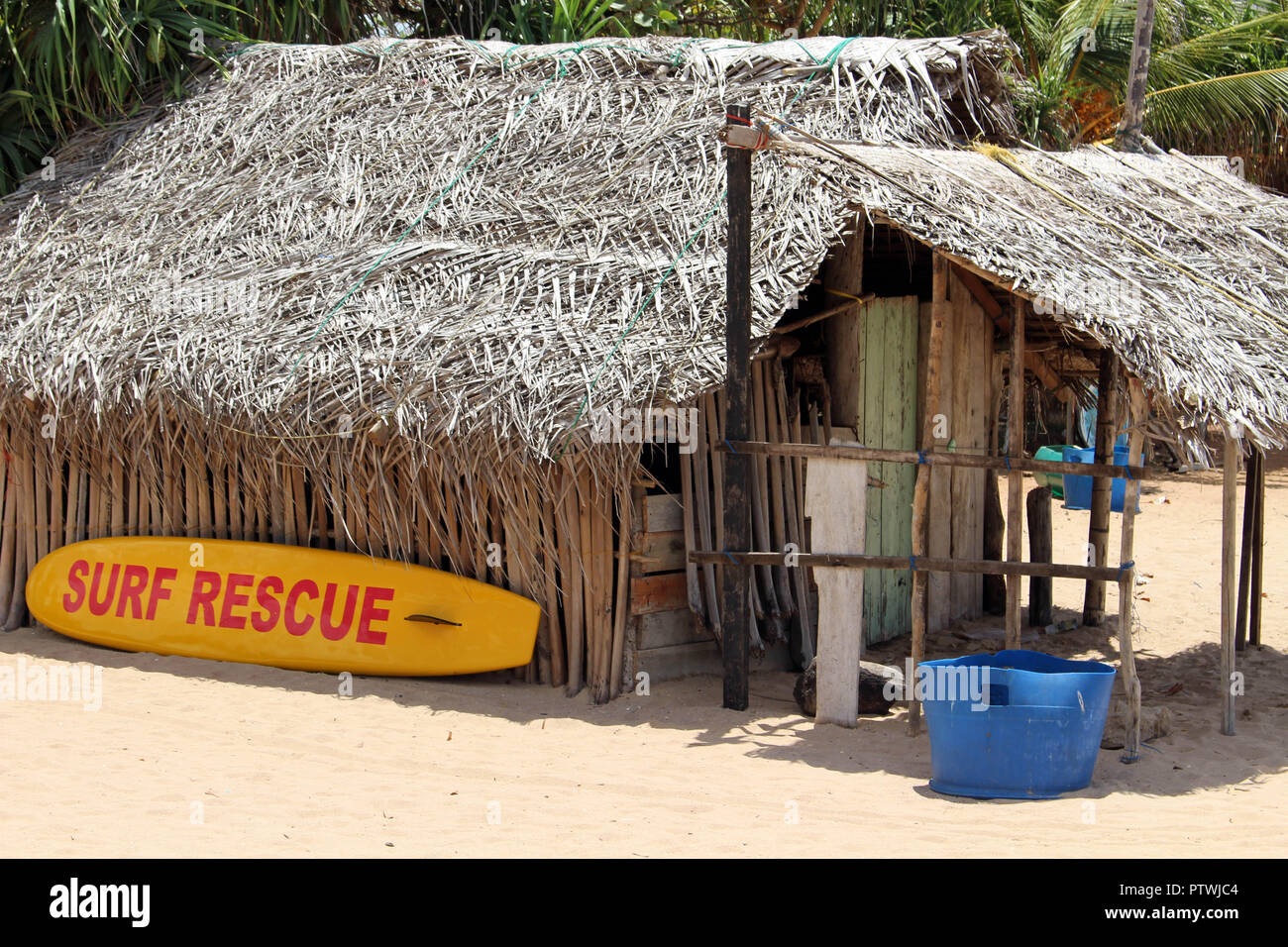 Il bagnino di salvataggio baracca di Nilaveli Beach di Trincomalee. Preso in Sri Lanka, Agosto 2018. Foto Stock