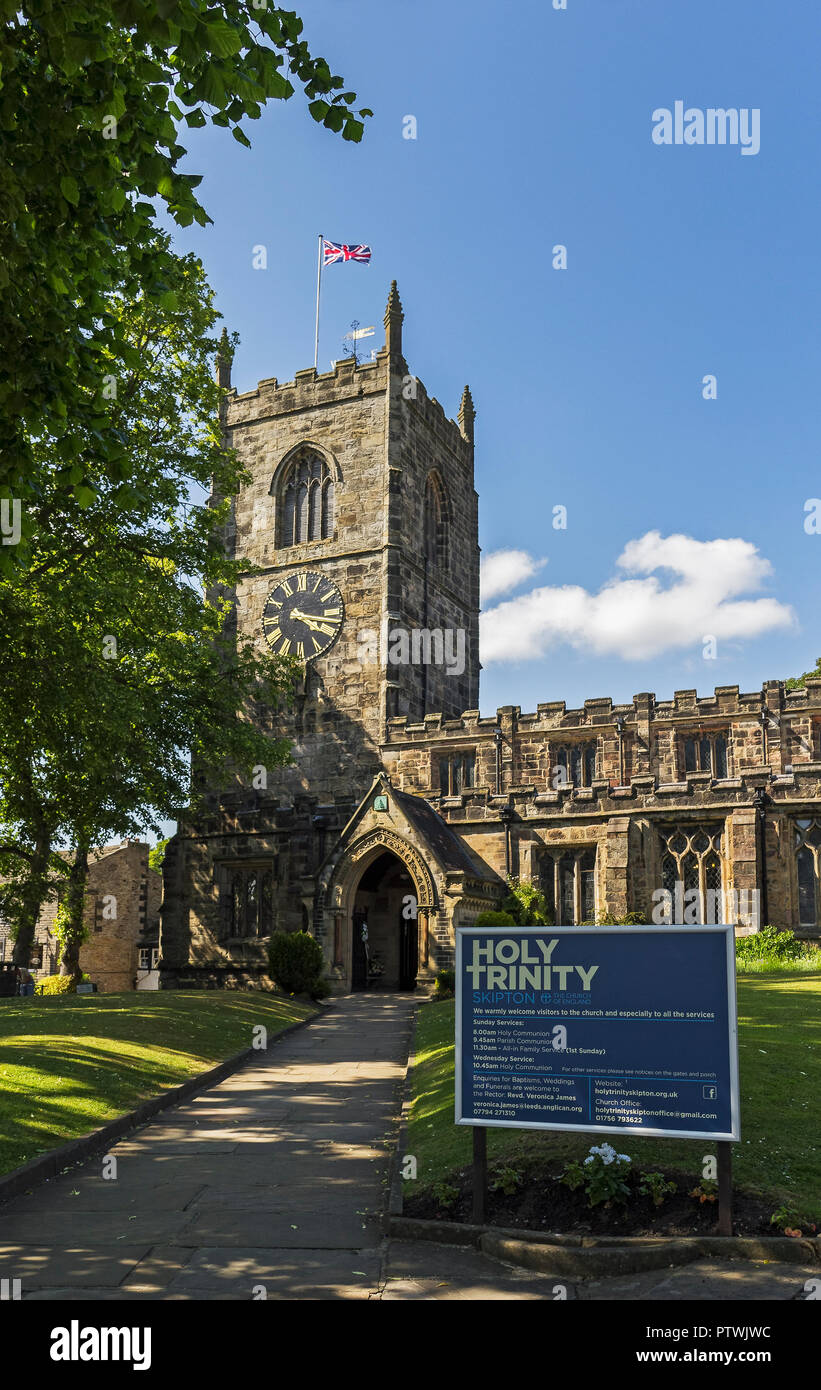La medievale chiesa della Santa Trinità a Skipton, nello Yorkshire, Regno Unito , un grado un edificio elencato. Foto Stock