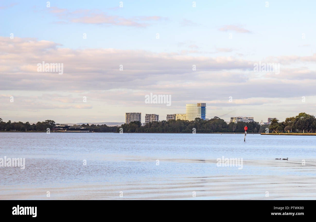 Skyline di est di Perth con il fiume Swan. Vista dal South Perth, Perth, Western Australia Foto Stock