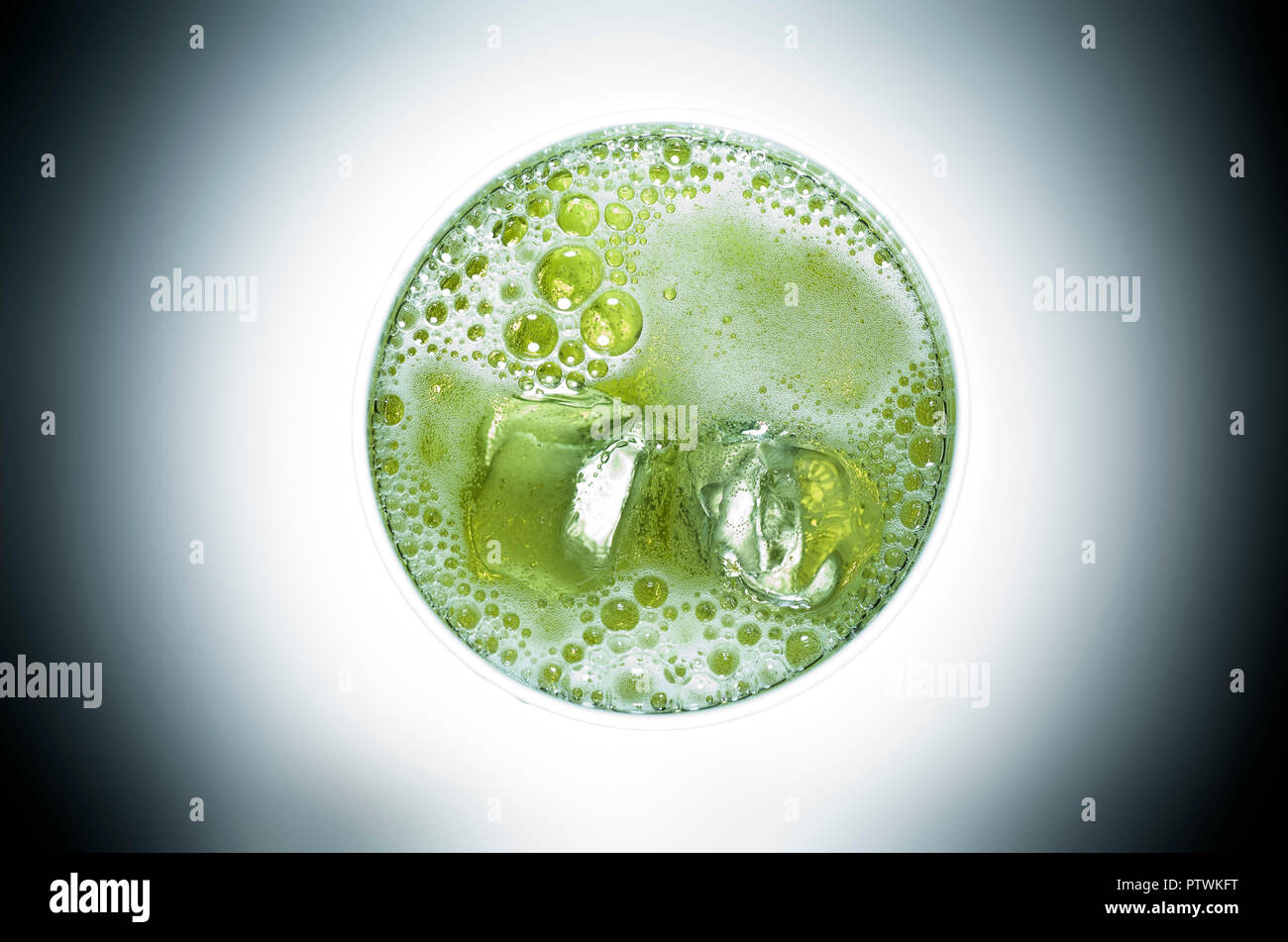 Verde la bevanda gassata con anidride carbonica in bicchiere con ghiaccio, ad alto angolo di visione Foto Stock