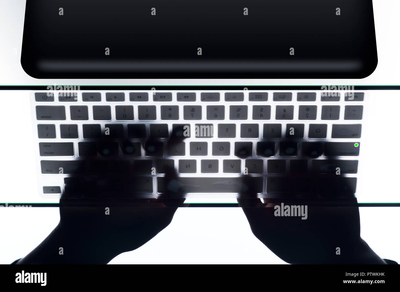 Persona che usa il computer portatile e la digitazione sulla tastiera, ad alto angolo di visione Foto Stock