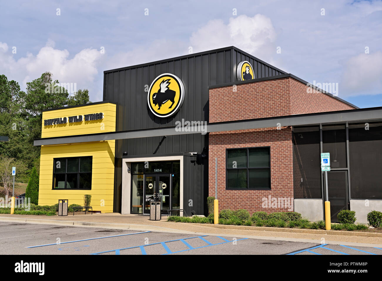 Buffalo Wild Wings casual dining ristorante di famiglia e sport bar, anteriore ingresso esterno, a Montgomery in Alabama USA. Foto Stock