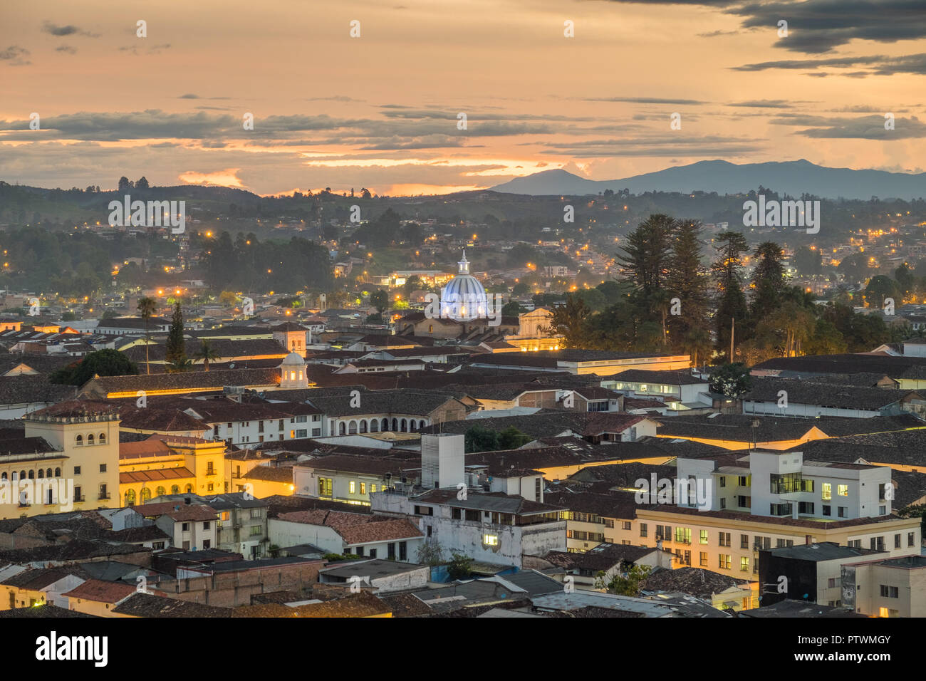 Vista panoramica dal di sopra di POPAYAN - COLOMBIA al tramonto Foto Stock
