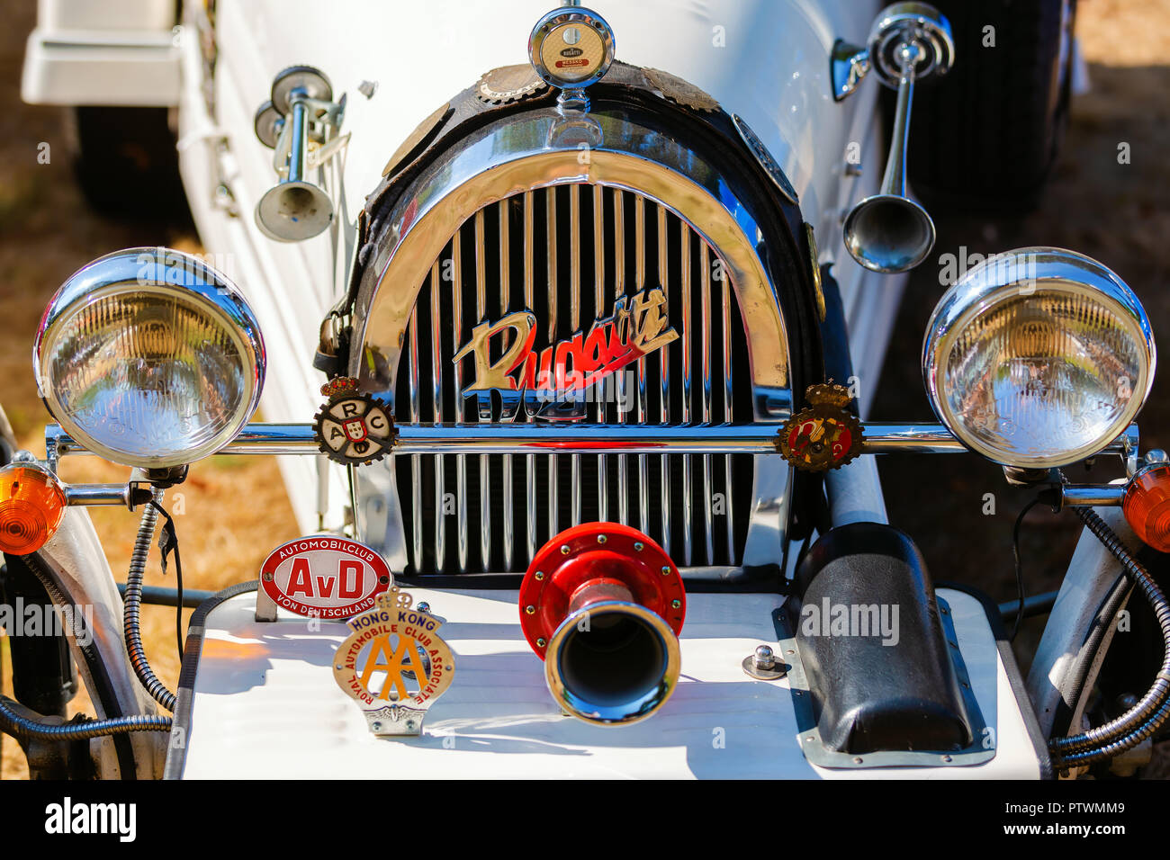 Kerpen, Germania - 19 agosto 2018: radiatore di una Bugatti storica. Bugatti era una vettura francese produttore di high-performance automobiles fondato nel Foto Stock