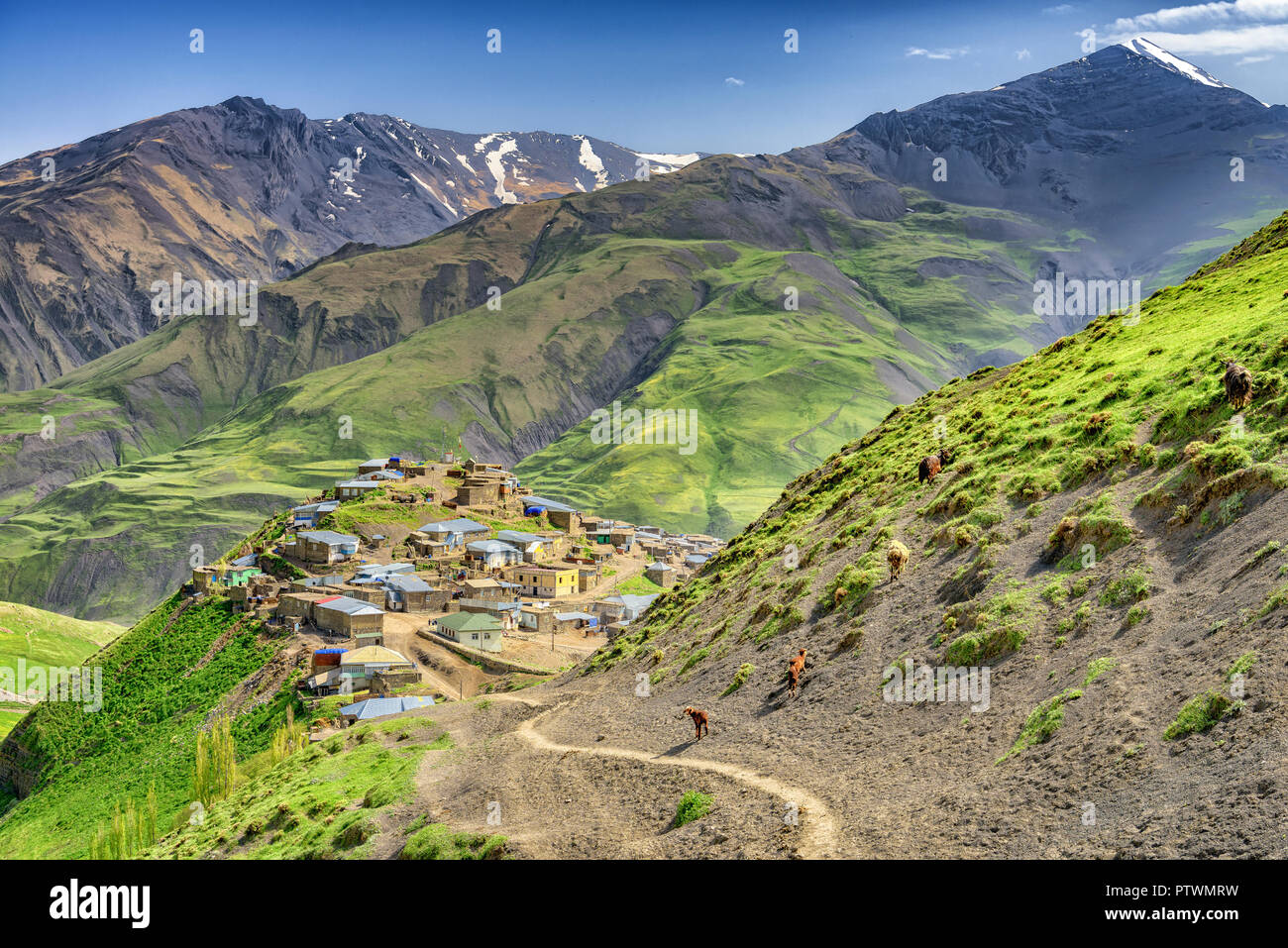 Azerbaigian paesaggio di natura, belle montagne e colline a nord di Azerbaigian vicino Quba nel villaggio Khinaluq Foto Stock