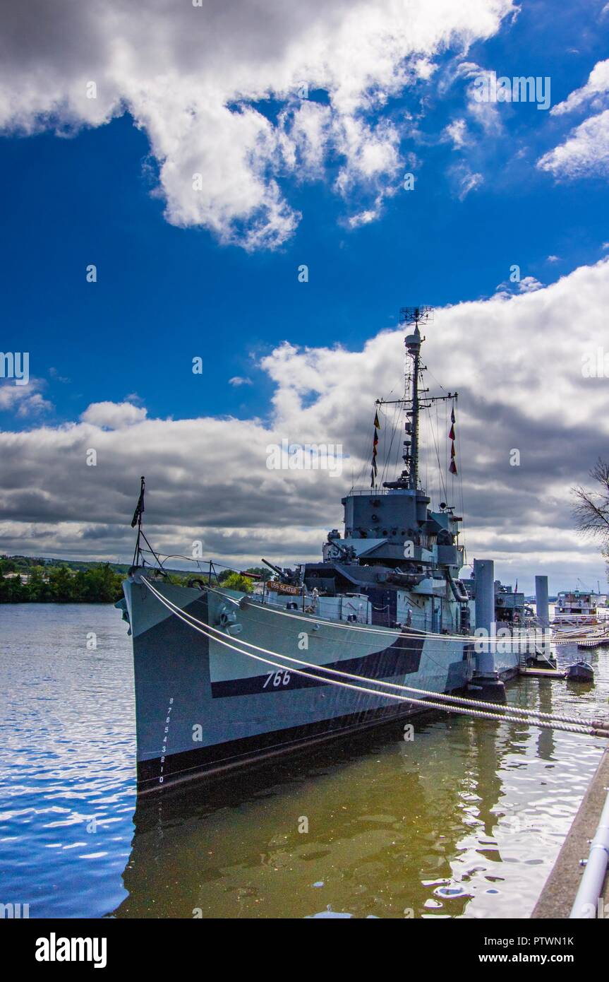 Albany, NY--Sept 14, 2018; pensionati marina degli Stati Uniti destroyer USS Slater nave museo ancorata nel fiume Hudson in downtown Albany Foto Stock