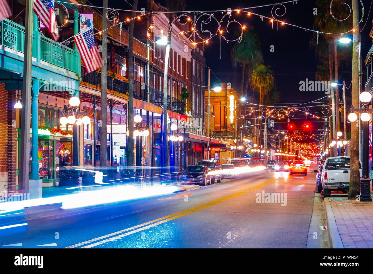 Tampa, FL-Ott 2, 2018; tempo esposizione di vetture che viaggiano attraverso Ybor City di notte. Ybor è un marchio registrato di fabbricazione del sigaro quartiere storico. Foto Stock
