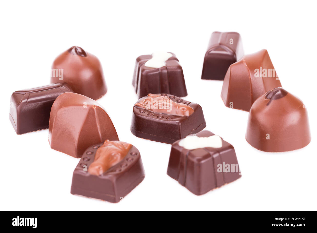 Assortimento di cioccolato isolato su sfondo bianco. Foto Stock