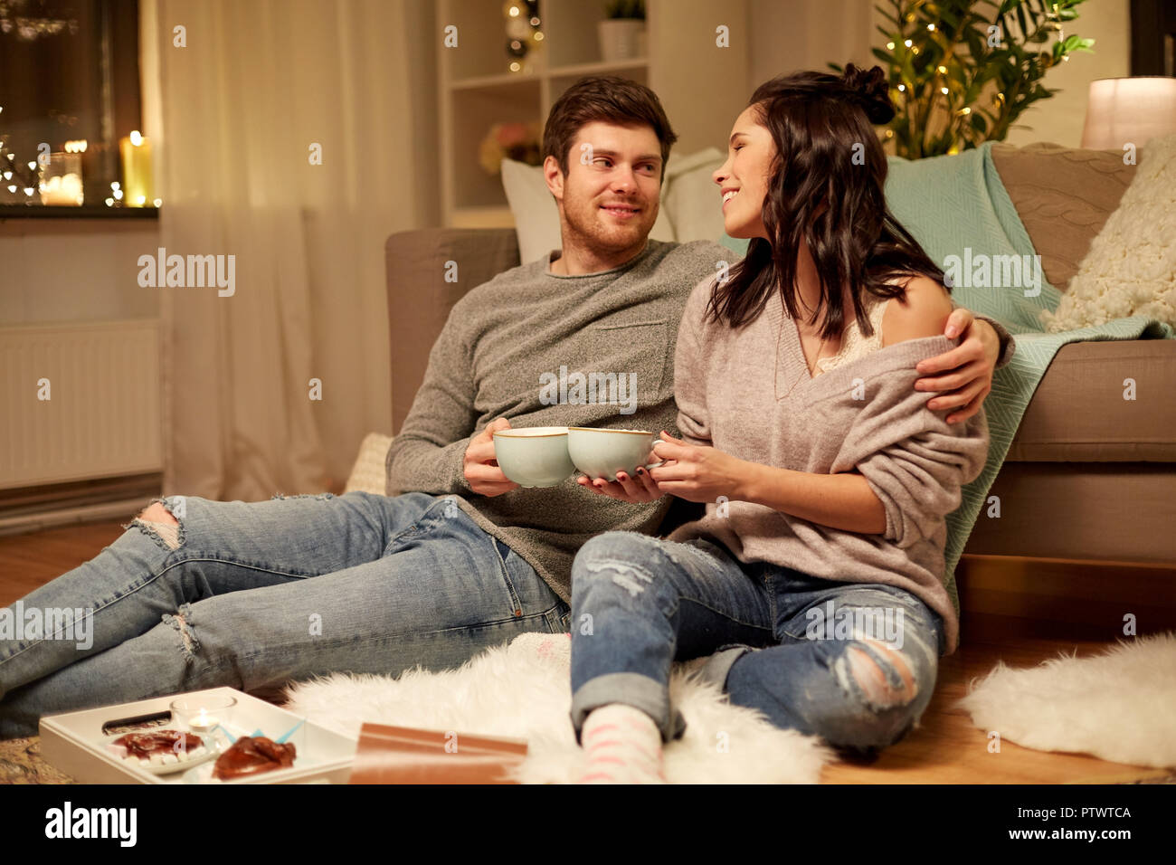 Coppia felice di bere cacao a casa Foto Stock