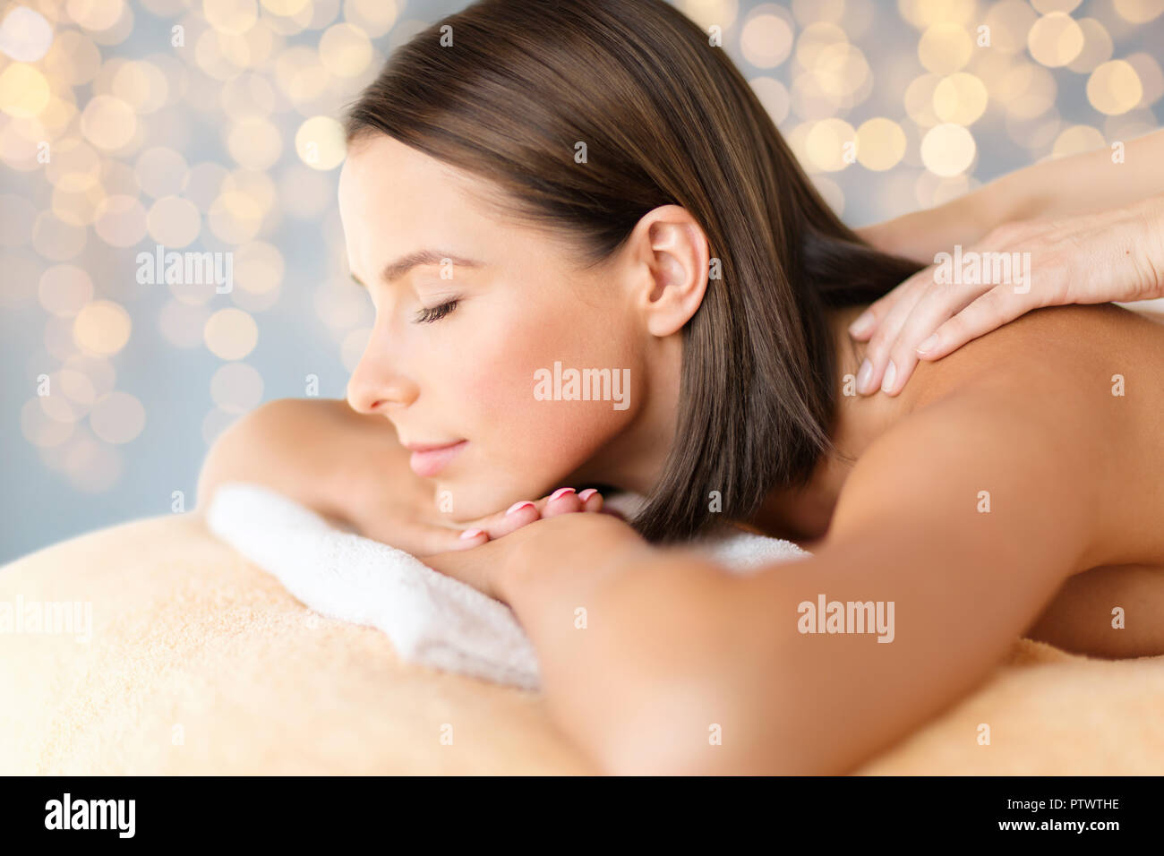 Close up di bella donna avente massaggi presso il centro benessere spa Foto Stock
