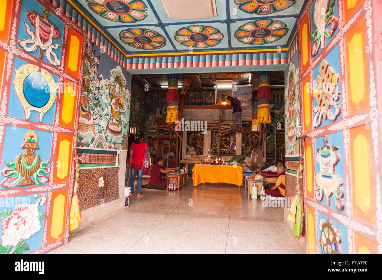 Itanagar tempio buddista,interno,decorazione, il culto del Signore Buddha,Arunachal Pradesh,N E L'India. Foto Stock