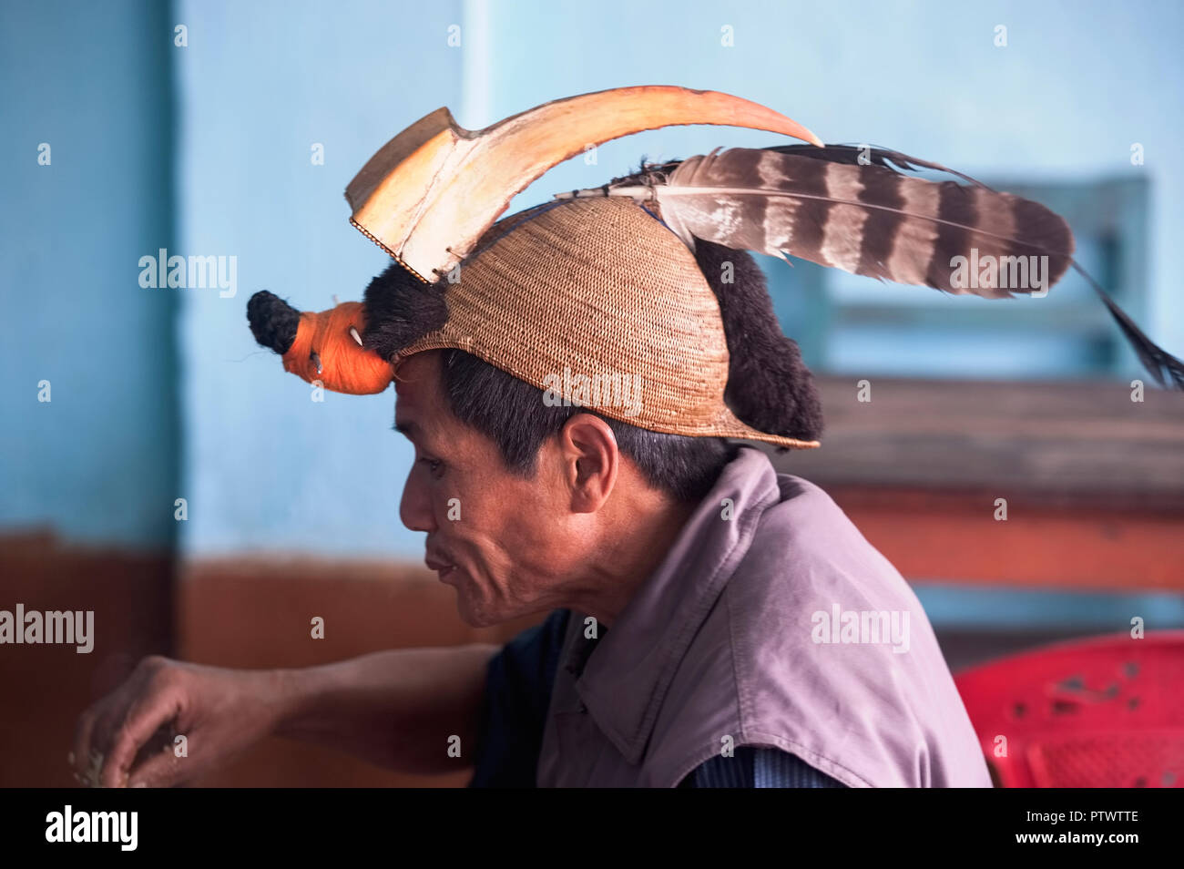 I cappelli ed altri copricapo tribali,Nyishi Hornbill giù il cappuccio,maschio tribale,indossare l'abito occidentale,Arunachal Pradesh,NEIndia. Foto Stock