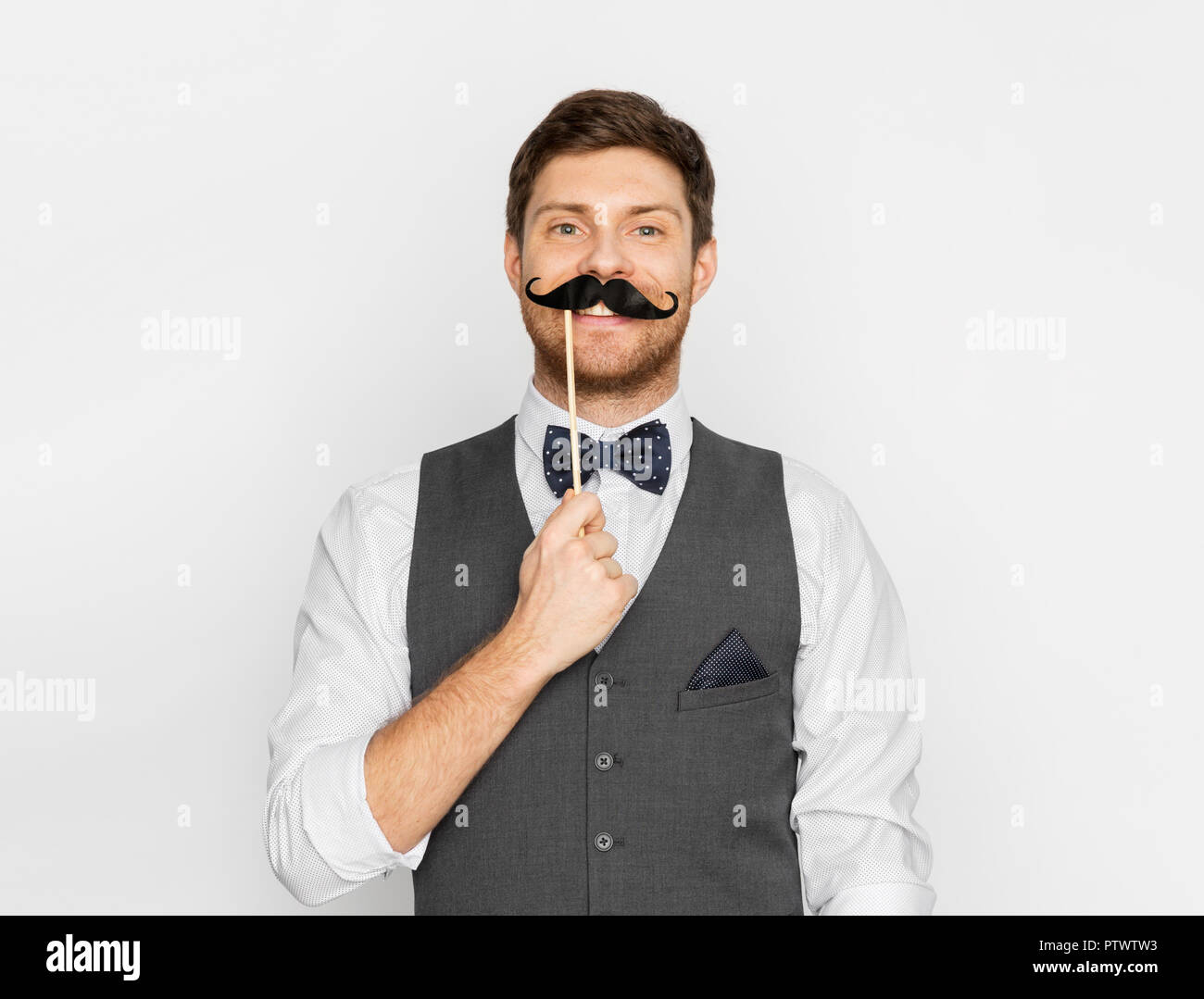 Felice giovane uomo con i baffi finti Foto stock - Alamy