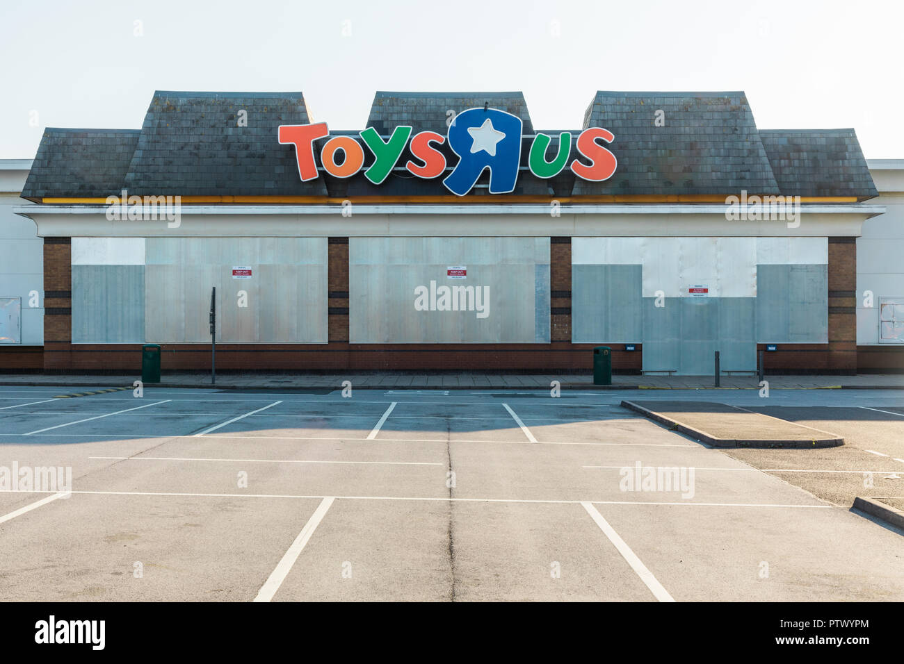 Ex Toys R Us store presso Meadowhall Retail Park, Sheffield, Inghilterra. Posizione, ora chiuso e intavolato con un vuoto di parcheggio. Foto Stock