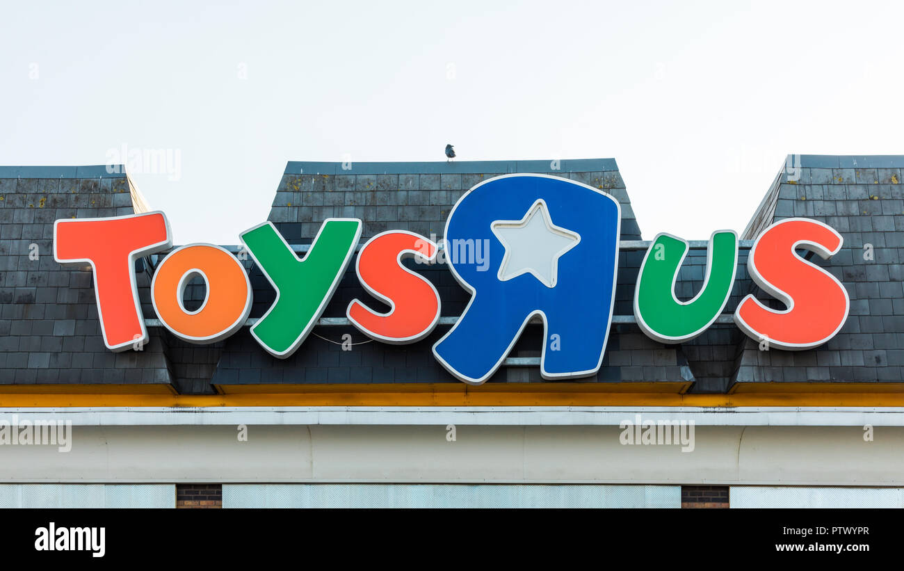 Ex Toys R Us store presso Meadowhall Retail Park, Sheffield, Inghilterra. Posizione, ora chiuso e intavolato con un vuoto di parcheggio. Foto Stock