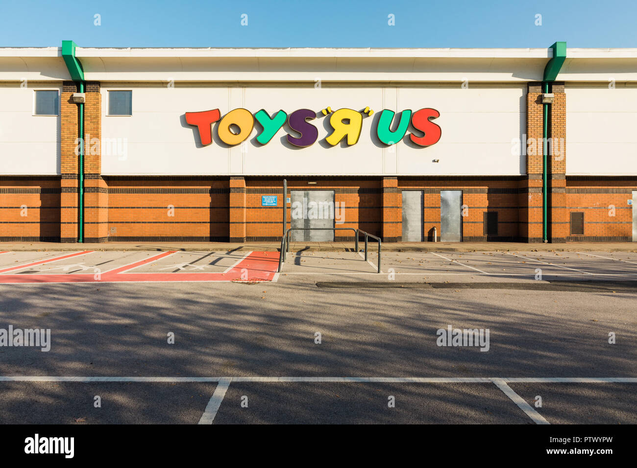 Ex Toys R Us store presso Meadowhall Retail Park, Sheffield, Inghilterra. Posizione, ora chiuso e intavolato con un vuoto di parcheggio. Foto Stock