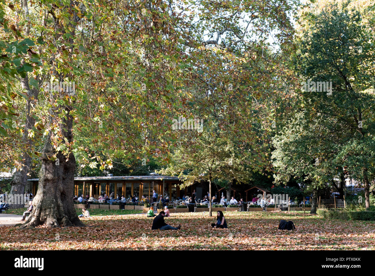 Russell Square con la gente, alberi e foglie di autunno, Bloomsbury Camden Londra Inghilterra Gran Bretagna REGNO UNITO Foto Stock