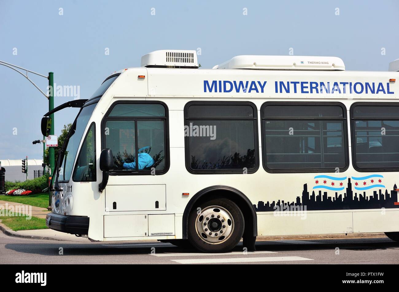 Chicago, Illinois, Stati Uniti d'America. Un servizio di bus navetta in uso presso l'Aeroporto Internazionale Chicago Midway. A metà strada fornendo aria viaggiatori con un link al parcheggio, ecc. Foto Stock