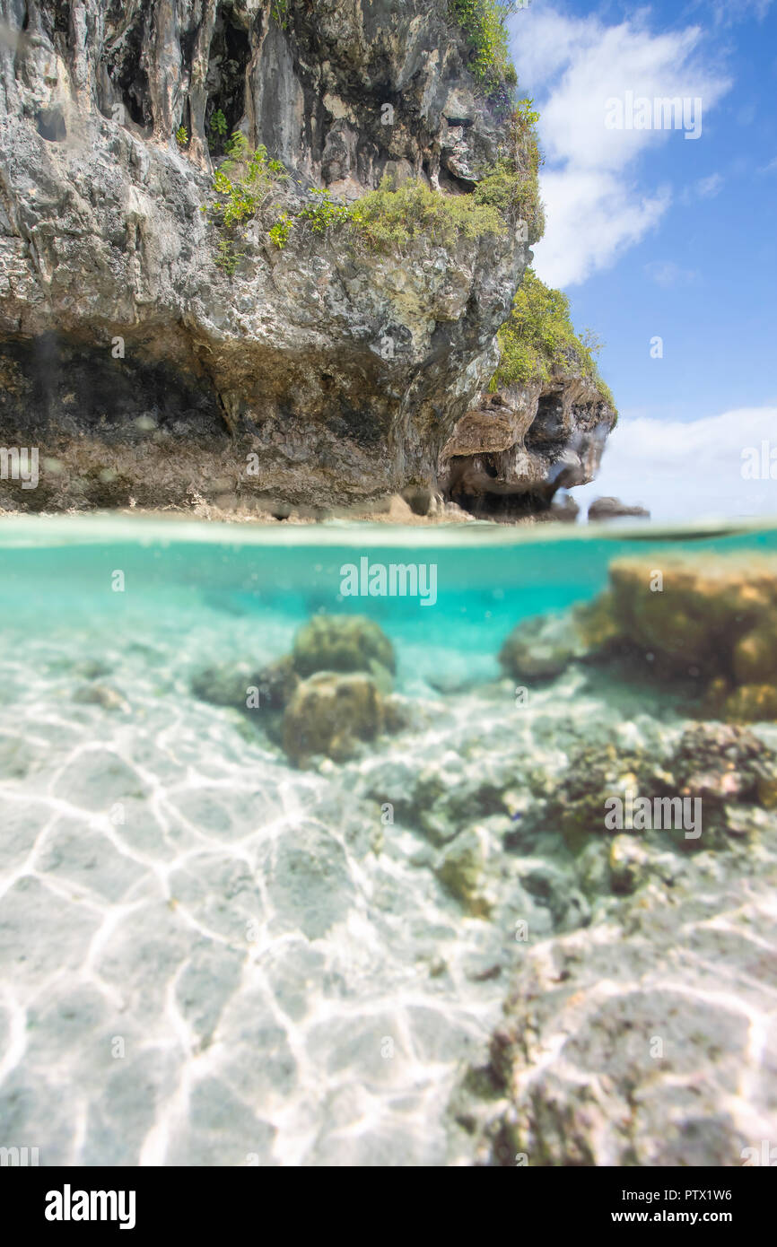 Split shot fotografia subacquea di Niue Isola della costa Foto Stock