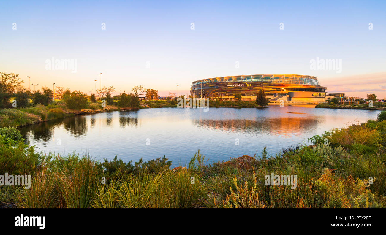 Optus Stadium circondato da un lago e parco. Foto Stock