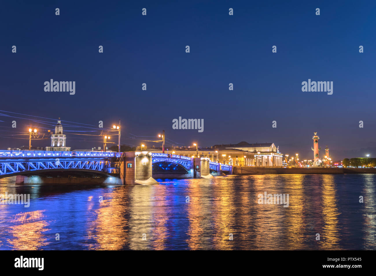 San Pietroburgo Russia, notte dello skyline della città al Palace Bridge Foto Stock