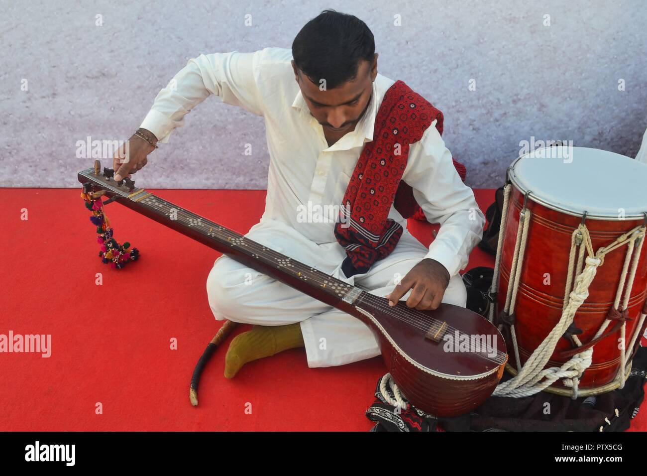 I musicisti folk suonare strumenti musicali presso il Rann di Kutch/Gujarat/India Foto Stock