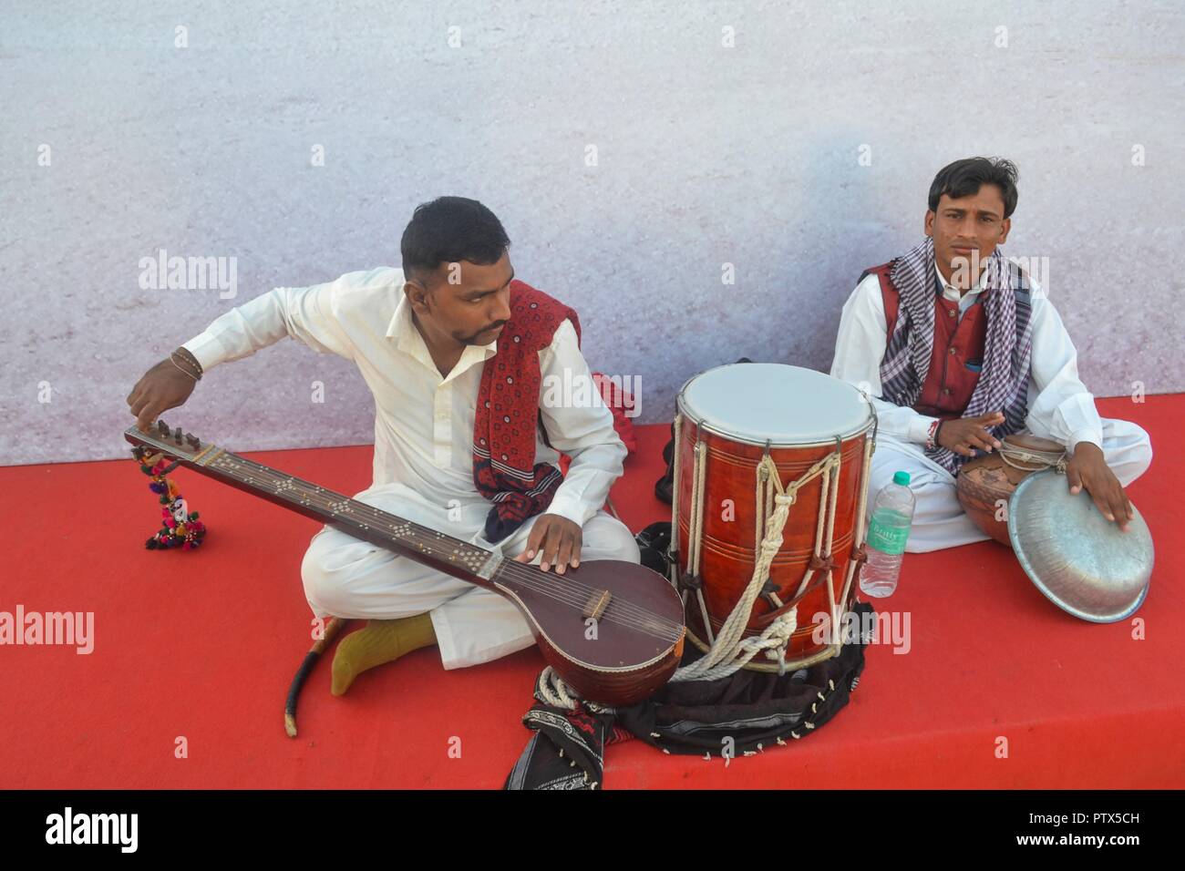 I musicisti folk suonare strumenti musicali presso il Rann di Kutch/Gujarat/India Foto Stock