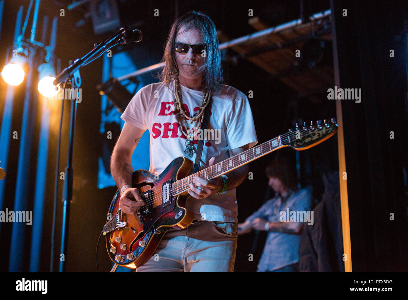 Norvegia - Oslo il 5 ottobre 2018. Il psichedelico americano rock band di Brian Jonestown Massacre esegue un concerto dal vivo a Parkteatret in Oslo. Qui il chitarrista e compositore Anton Newcombe è visto dal vivo sul palco. (Photo credit: Gonzales foto - Per-Otto Oppi). Foto Stock