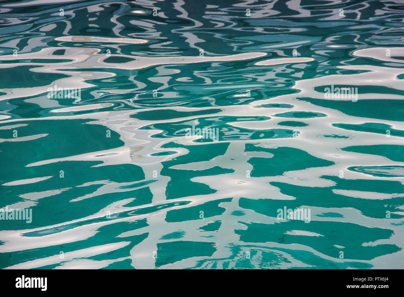 Abstract sfondo con i riflessi del sole sul mare di superficie di acqua Foto Stock