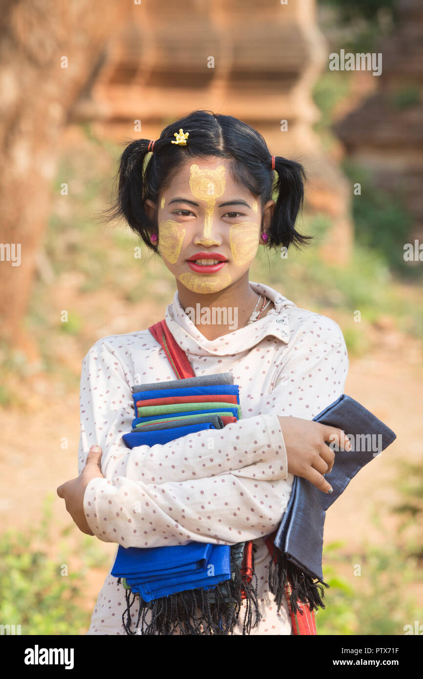 Ritratto di un Pa'O ragazza con faccia thanaka decorazioni, Inn Thein village, Lago Inle, Myanmar Foto Stock