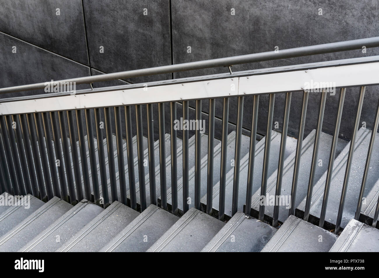 Berlino, Germania, 31 agosto 2018: Immagine in bianco e nero di scala con ringhiera in metallo Foto Stock