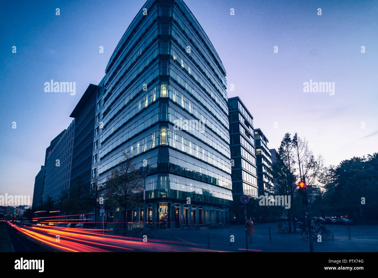 Berlino, Germania, Ottobre 08, 2018: Costruzione di ufficio al tramonto con luce percorsi di traffico Foto Stock