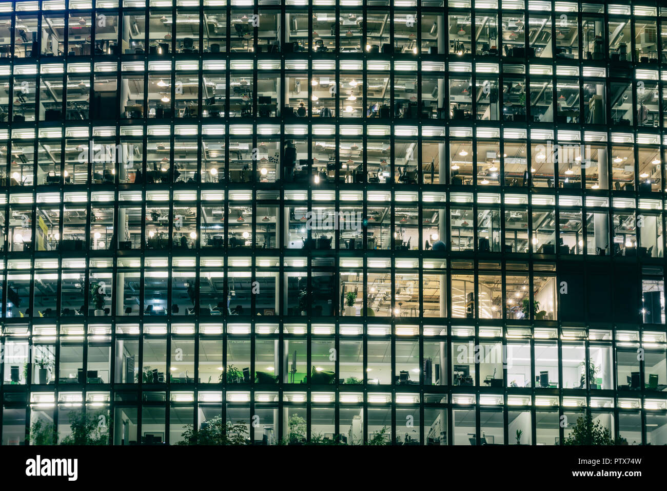 Berlino, Germania, Ottobre 08, 2018: Full Frame Close-Up di facciata per ufficio di notte Foto Stock