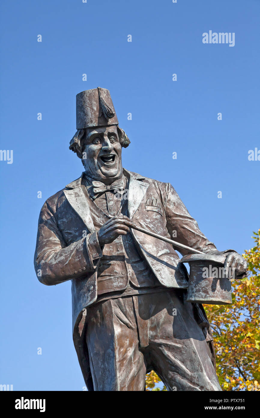 Statua di Tommy Cooper a Caerphilly, Galles, Regno Unito Foto Stock