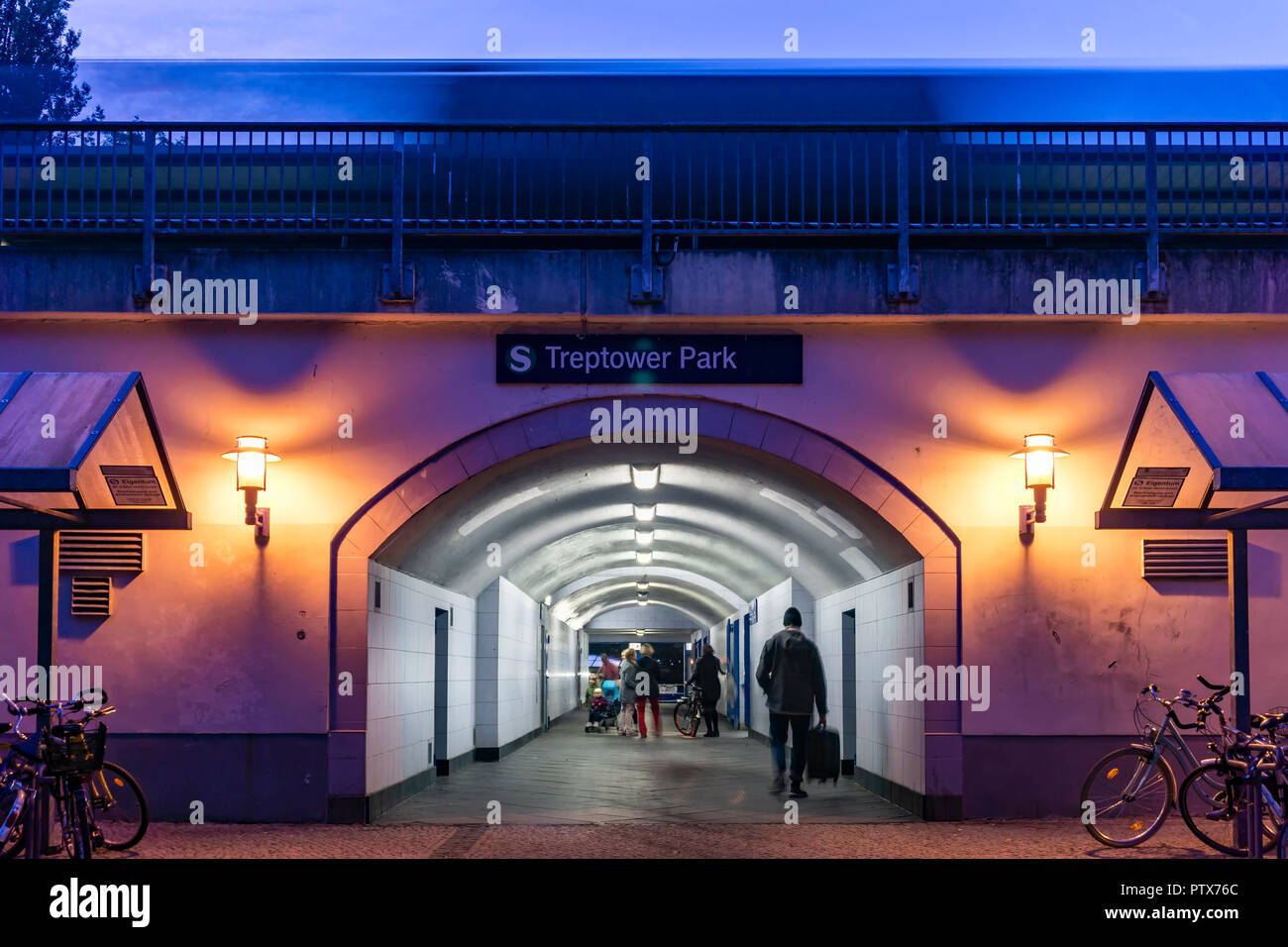 Berlino, Germania, Ottobre 09, 2018: ingresso alla stazione ferroviaria al crepuscolo Foto Stock