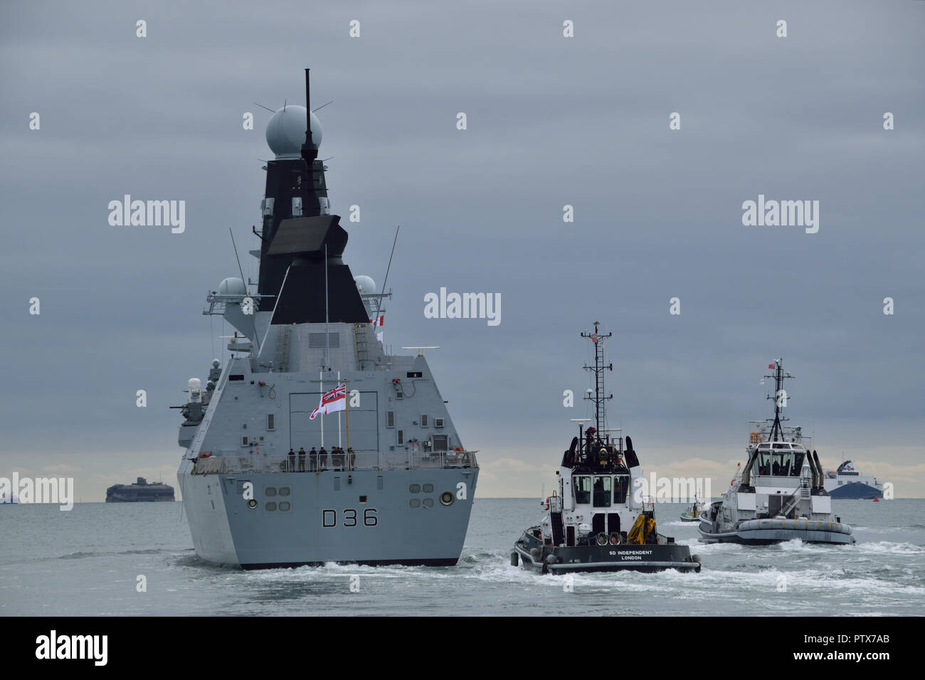 Royal Navy warship HMS Defender capi al di fuori del porto di Portsmouth per prendere parte alle esercitazioni Foto Stock