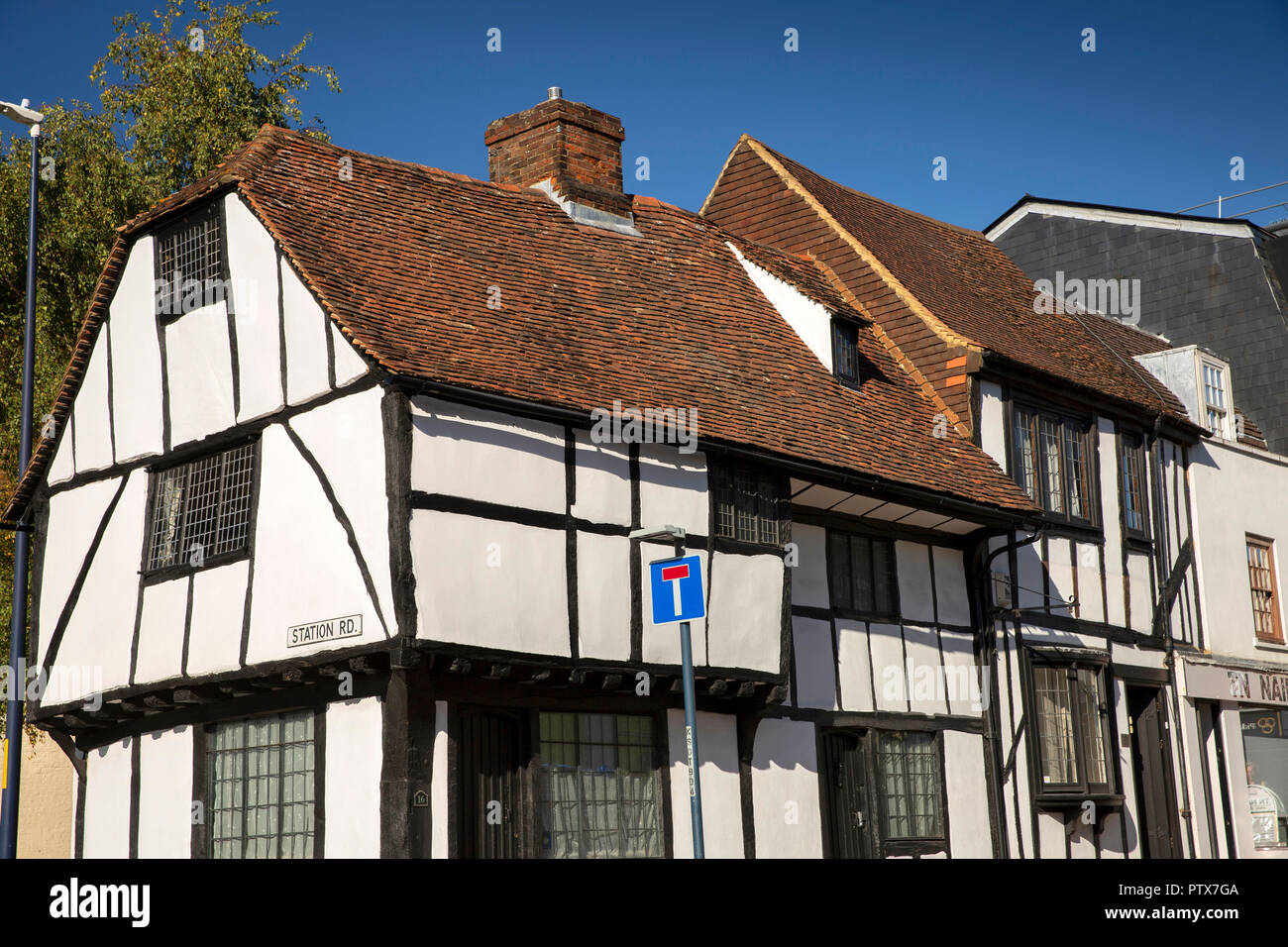 Regno Unito, Kent, Maidstone, centro città, St fede's Street, vecchio, jettied di legno a casa su un angolo di strada della stazione Foto Stock