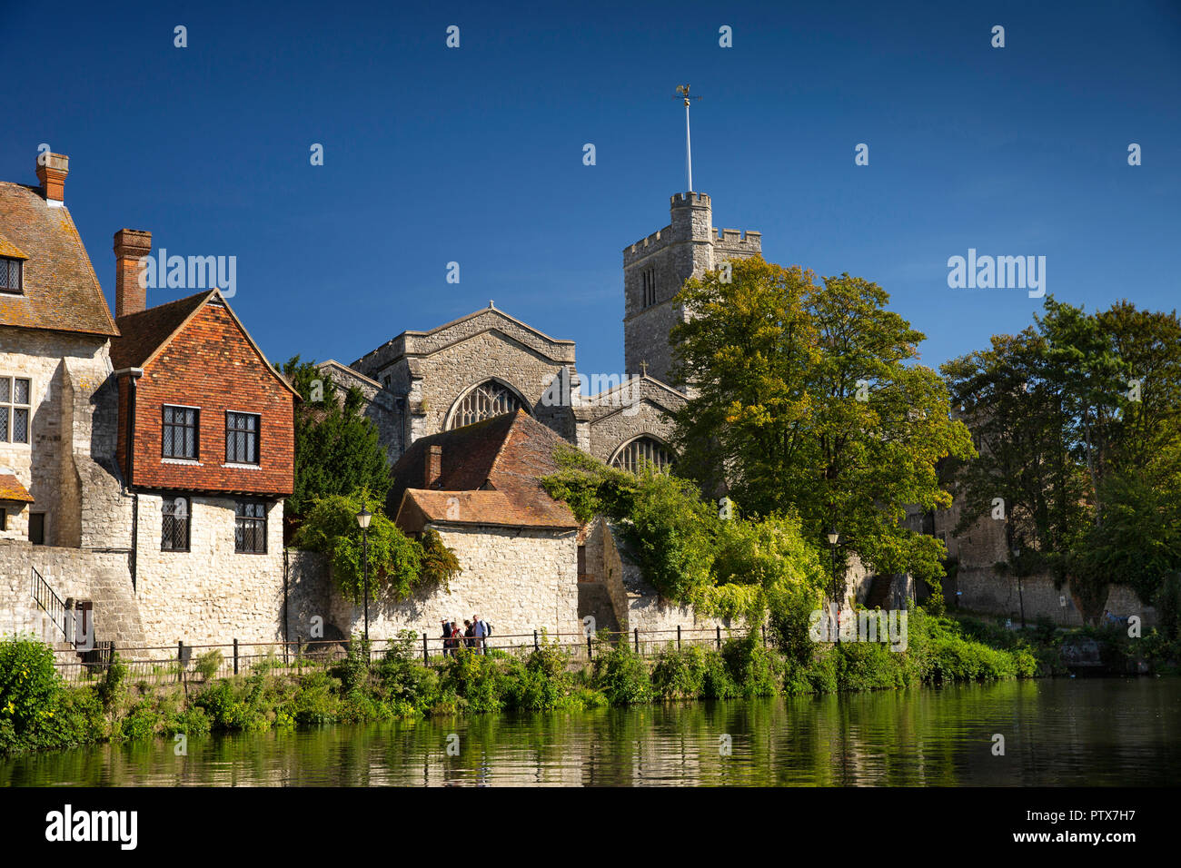 Regno Unito, Kent, Maidstone, centro città, 1348 Palazzo Arcivescovile e 1398 Chiesa di Tutti i Santi accanto al fiume Medway Foto Stock